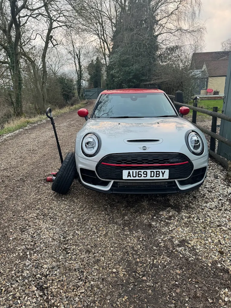Flat tyre puncture repair in Hayes